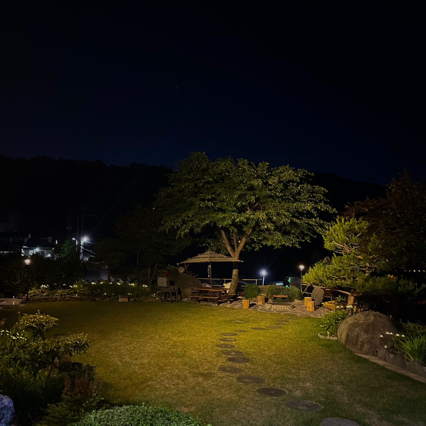 밤의 잔디 정원과 정자 전경